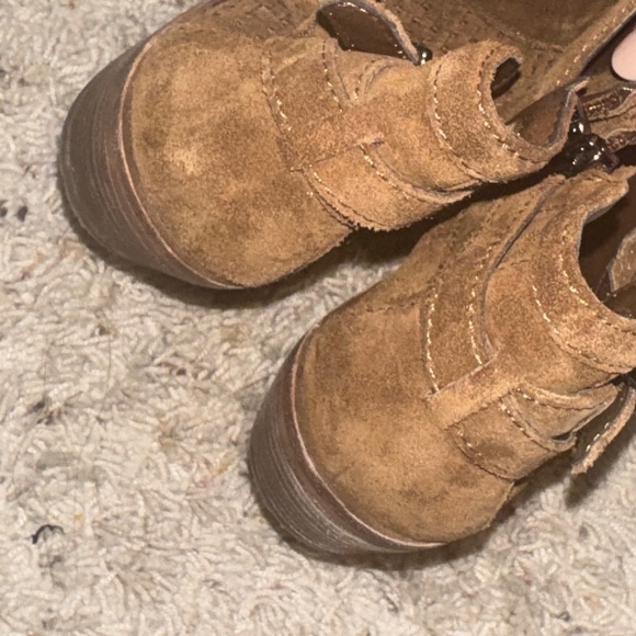 EUC Vince Camuto Pamma Suede Buckle Block Heel Ankle Booties Boots Size 8.5 - Picture 6 of 8